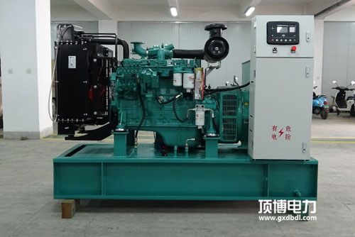 一臺750kW柴油發(fā)電機組工作小于100h，起動排氣管有大量白煙